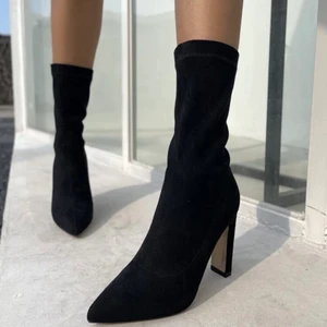 Skor med klack - Säljer dessa SUUUPERsnygga och sköna klackar med "strumpmodell" från Shein! Mockaimitation och 9cm klack. Helt oanvända, ligger kvar i lådan. Köpte två storlekar och därför säljer jag ena paret! 