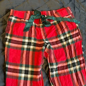 Röda pyamasbyxor från Hunkemöller - Knappt andvända mjuka pyamasbyxor från hunkemöller. I storlek S. Jag är 180 så är för korta i benen för mig, passar någon som är 170 eller kortare. Väldigt bekväma och har fickor på sidorna. Originalpris 200kr