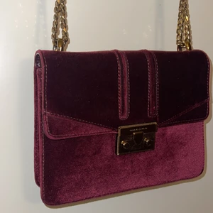 Charles & Keith sammet handväska - Från Italien. Knappt använd.