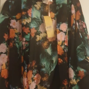 Kimoni - Blommig kimono, oanvänd med prislapp kvar. Nypris 129kr