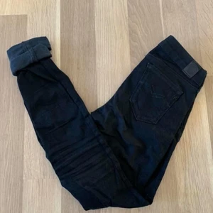 Jeans från Replay - Säljer dessa jeans från märket Replay i storlek XS. Säljes för 80kr (+ frakt). ⚡️