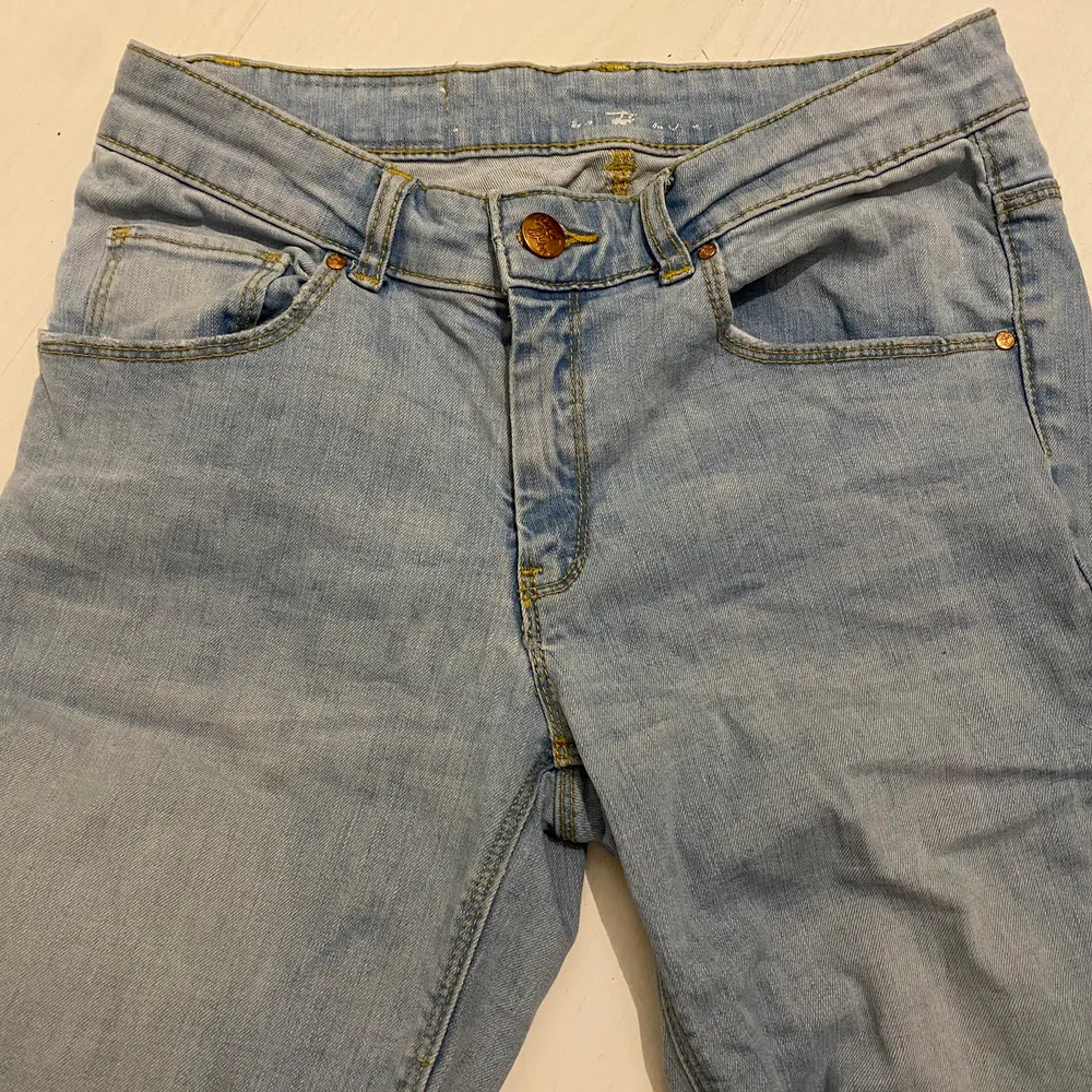 Tighta ljusblåa jeans med stretchigt tyg. . Jeans & Byxor.