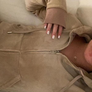Juicy Couture Överdel Taupe  - Juicy Couture överdel i färgen Taupe💞 Fick i julklapp för 1100kr, men det var fel färg tyvärr. Den är endast testad, aldrig använd. (Vid leverans står köparen för frakt) 
