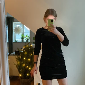 Ruched dress - Aldrig använd, figursydd svart klänning med scrunch på båda sidor, halv arm men går att göra klänningen något längre och kortare då den är stretchig