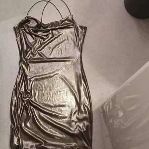 Super fin fest glitter klänning  - Säljer en ny klänning som passar jätte bra till fest och passar xs_ s.