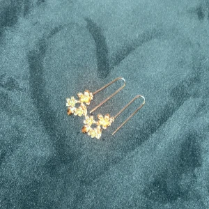 Oanvända örhängen!! - Jätte gulliga Blom örhängen! Dom är helt oanvända ifrån nelly.com. Start bud 50kr