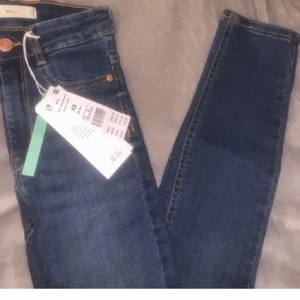 Mörkblåa molly highwaist jeans XS - Helt nya jeans från ginatricot i storlek xs 150kr, kom dm för frågor eller bilder