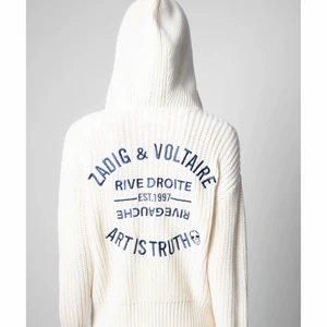 Zadig kofta - Intressekontroll på min Zadig kofta. Storlek Xs-S men den är oversized och hade passat en M lika bra! Inköpt på Zadig Voltaire butiken på birgerjarlsgatan i stockholm för 3300kr ungefär.  Kontakta mig vid frågor❤️PRIS KAN DISKUTERAS 