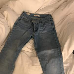 Levis jeans i modellen 710, bra skick! Uppsydda i butik så dem passar bra på tjejer mellan 158-165cm. 