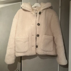 Teddyjacka - Jättefin och skön teddyjacka, nyskick. Inga fläckar eller defekter. Storlek 34/XS. Krämvit och varm🤍