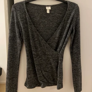 Grå/ svart tröja från H&M - Grå/svart mysig tröja från H&M. Knappt använd. Storlek XS✨