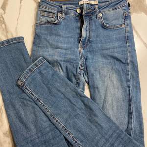 Snygga skinny jeans från NA-KD. Sitter snyggt. Storlek 34 men kan också passa 36✨