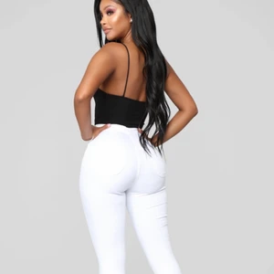 Fashion Nova Byxor - Super snygga byxor från Fashion Nova, formar rumpan SUPER snyggt! Storlek 1 vilket innebär S. Jätte stretchiga säljer