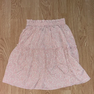 Fin sommarkjol med volanger - Jag köpte denna kjol i början av sommaren men den har aldrig används. Köptes på Shein för 50kr men jag säljer den för 30kr. Pris kan diskuteras 