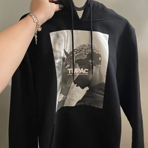 Svart Tupac Hoodie - Super fin och skön svart Tupac Hoodie, köpt för länge sen men inte kommit till användning. Använd Max en gång orgnal priset 550kr, köpare står för frakten. 💗