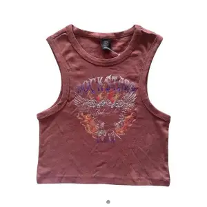 Jätte cool tank top från Urban Outfitters🤩 Har ett riktigt fett tryck med rhinestones (st S). Vill knappt sälja för den e så snygg!!😭