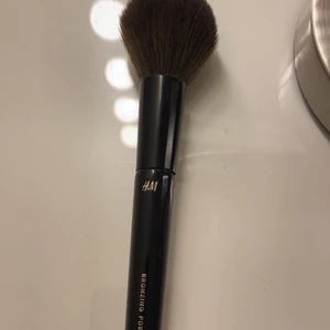 Bronzer borste - Säljer min fantastiska bronzer borste pga att den inte kommer till användning då jag har en annan, den är använd fåtal gånger och är nu tvättad med sminkbortagning och kokande vatten. Tycker den är superbra men rensar lådan och den får inte plats. ❤️ skulle säga att den liknar round kabuki från hickap fast lite större och luftigare 