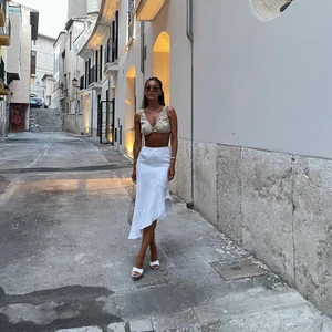 Kjol från Zara - Nu är det dags för mig att släppa taget om denna😢 aldrig använd av den simpla anledningen att den är för liten för mig. Bild 1&2 visar hur den sitter på etc, bilderna lånade från Bianca Ingrosso. Helt oanvänd med prislapp kvar. Kram!