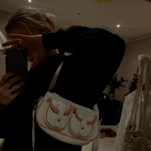 Handväska  - En jätte fin trendig handväska köpt second hand för 200kr. Säljer för 129kr. Skriv till mig om ni är intresserade. 