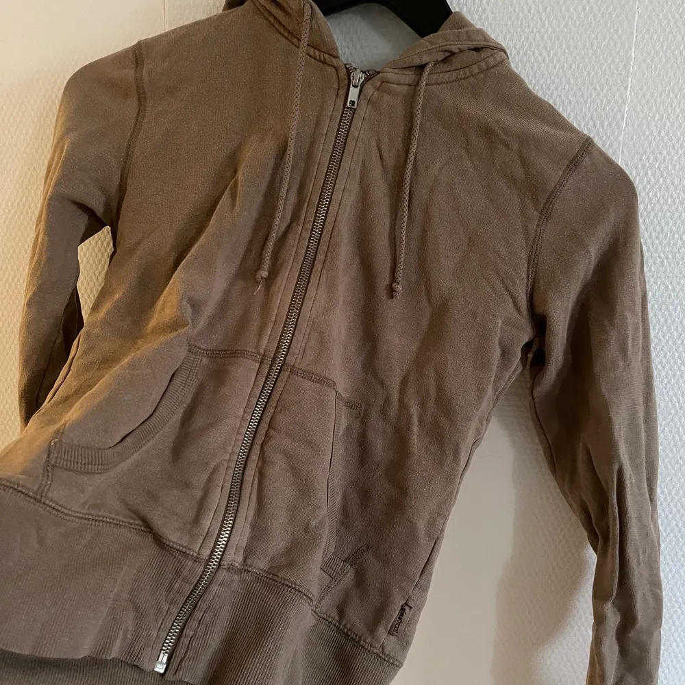 En brun zip hoodie från Ginatricot i super bra skick och super fin  med en luva där bak, ganska så säker på att den inte säljs längre. Hoodies.
