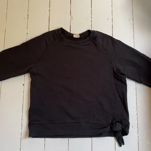 Svart sweatshirt från Zara! 🖤 - Jättefin sweatshirt från Zara med fina detaljer som knuten nertill och ”jack” nertill i tyget som är gjorda för att ge den en lite coolare look (den är köpt så, nt något jag gjort). Säljer pga att den är lite för liten för mig. Storlek 13-14/164 cm men sitter som XS. 🖤🖤 Är som nyskick!!