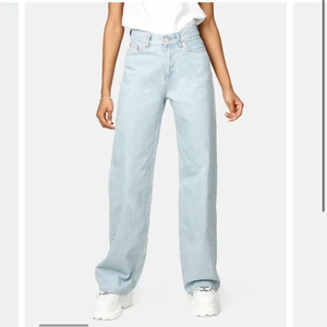 Jeans Junkyard - Jeans från Junkyard i storlek 26. Jag är 170. Nypris:500kr Kan mötas i Stockholm annars står köparen för frakten.💙