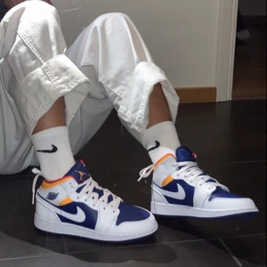 Air Jordan 1 mid - En intressekoll på mina Air Jordan 1 mid. Jätte sköna och snygga skor i toppskick. Vill sälja dem p.g.a att dem inte kommer till användning då jag har flera liknande skor. Ordinarie priset var  2300kr och dem är köpta på en amerikansk sida. 