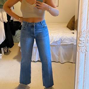 Såååå fina jeans från kollektionen GINA X ANINE BING i storlek 40. Använda fåtal gånger! Jag är 170CM och skulle säga att det sitter perfekt på någon som är några centimeter kortare! Fynda❤️‍🔥