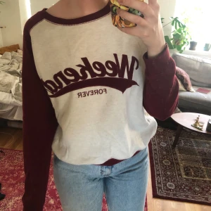 Tröja strl M - En tjockare tröja i storlek M. Lite nopprig då den använts mycket, annars i fint skick! ✨