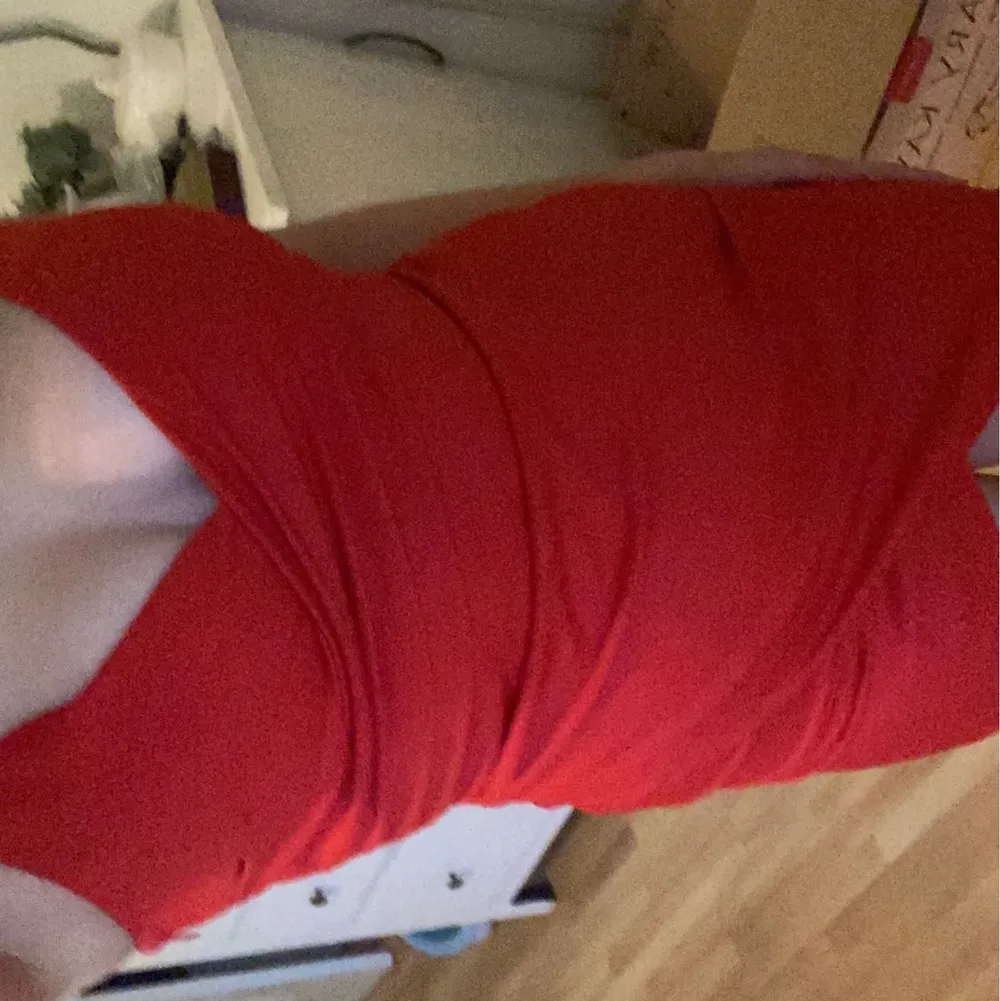 Säljer min röda klänning från shein som är i jättebra skick . Klänningar.