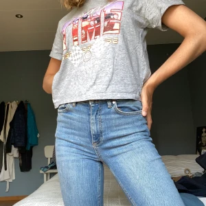 Jeans - Ett par blåa high waisted jeans 👖💓(köparen står för frakten)