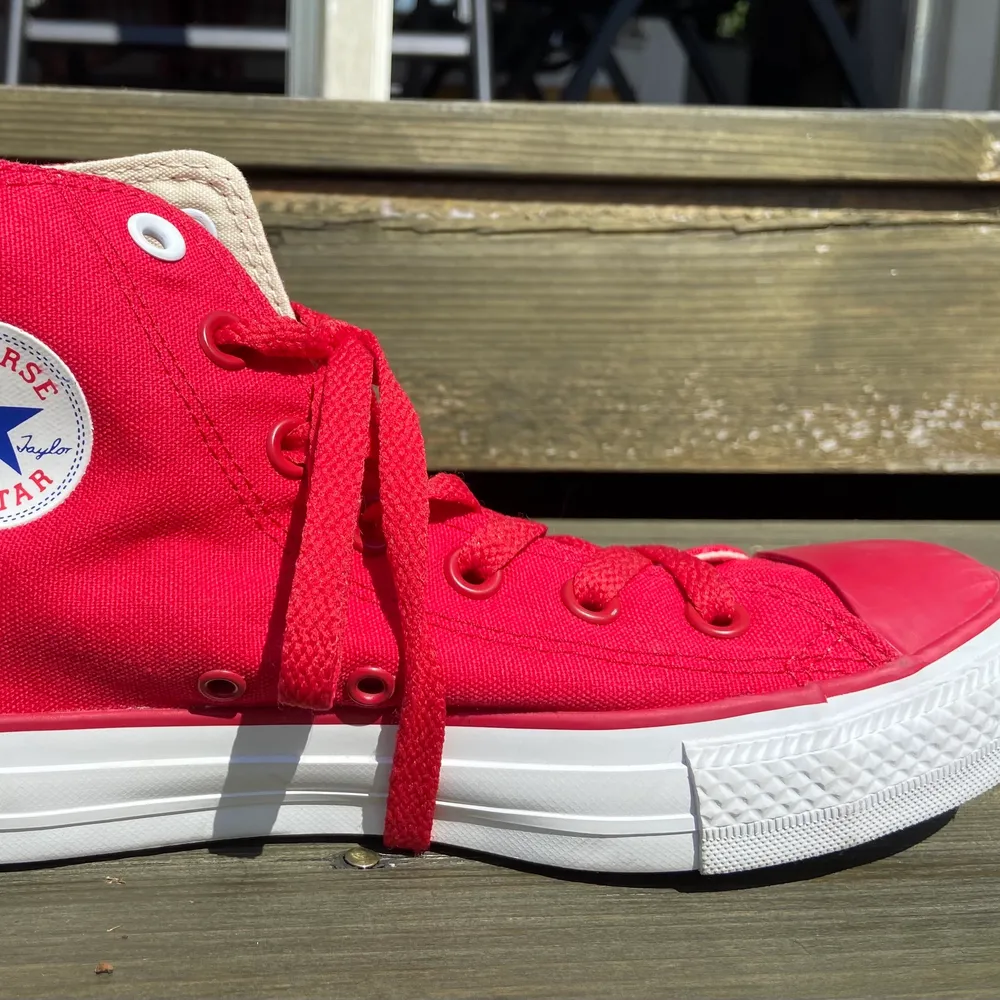 Röda äkta converse som är knappt andvända och i bra kvalitet . Skor.