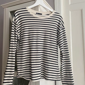 Randig tröja Zara - Randig tröja ifrån Zara. Fint skick, använd fåtal gånger. Storlek S men lite oversize.🤎