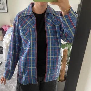 Skjortjacka från reglay & sons  - Skjortjacka från replay & sons. Använd men i bra skick. Oklart vad det är för storlek men skulle säga att den passar xs-m beroende på hur man vill att den ska sitta. Köparen står för frakt.