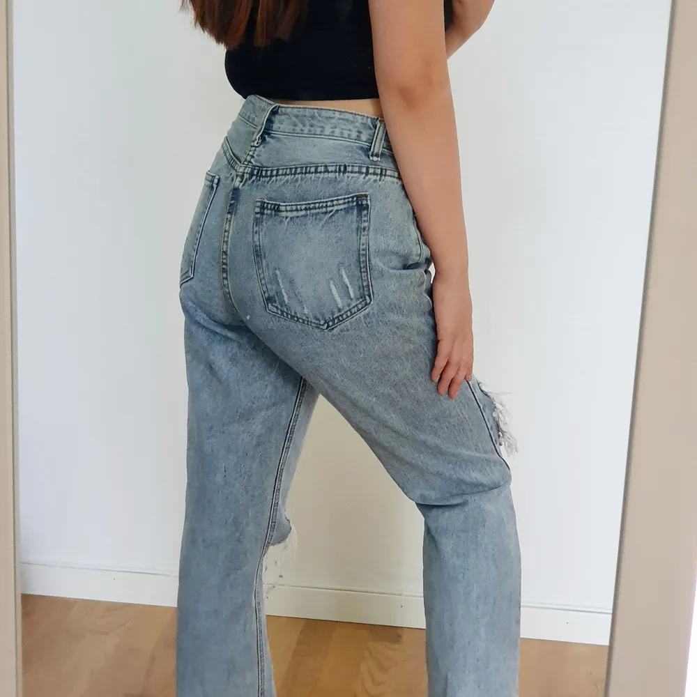 Jeansen är har använts 1-2 gånger. Jag är 155 cm så dessa är perfect for the short queens som har svårt att hitta jeans med bra längd. . Jeans & Byxor.