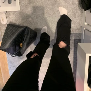 lågmidjade bootcut jeans - assnygga lågmidjade bootcut jeans!                                     sitter väldigt bra och sköna i materialet❤️‍🔥                                    storlek: w-26  l-33