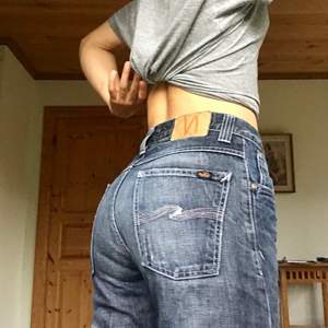 Nudie jeans köpta second hand🤩  Anledningen till att jag säljer dom är för att de är för korta för mig som är 1.75(: Skulle säga att dom är i strl 34-36 Om många är intresserade startar jag budgivning💕