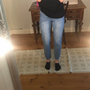 Straight leg jeans st 34/XS - Raka jeans som inte använts särskilt mycket, storlek 34, blåa fina jeans som sitter tight upptill men löst nertill 
