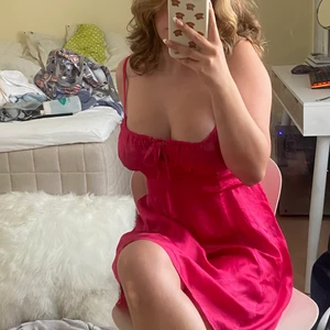 Söt rosa klänning - Superfin rosa klänning köp på urban outfitters. Materialet är silke och den är helt okej stretchig💕💕 Säljer då jag inte tyckte att den passade mig! Används ca 2 gånger💕 nypris 500kr