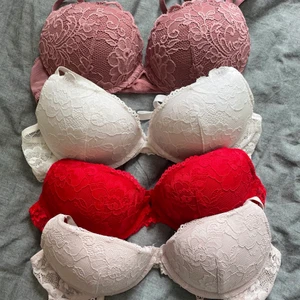 Victoria’s Secret Bh - Säljer dessa 4 Victoria’s Secret bh-ar (köpta i USA)! Alla är nästan oanvända då de är fel storlek för mig. Denna modell har mycket push-up vilket ger en väldigt fin form! Materialet är väldigt mjukt och spetsen är högkvalité med inga trådar som har gått upp eller noppar. Kan skicka fler bilder vid intresse! 💕 Köpre står för frakt. OBS endast den längst ner är kvar!