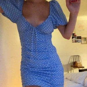 Zara klänning  - Ljusblå klänning med vita prickar på!! Väldigt vacker I storlek M🦋🦋🦋 