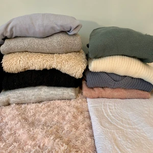 Tröjor, jeans och toppar - Säljer 9 tjocktröjor, 5 par jeans och lite annat BILLIIGT!🌟 Köp en eller flera, ju fler du köper desto billigare blir det, hör av dig ifall du har några frågor om pris klädernas skick, eller vill ha bättre bilder. De flesta plagg är i S, men vissa i M och några i Xs💗