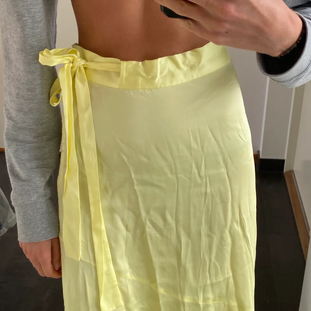 Säljer denna gula kjolen från & Other Stories. Fint material och passform! Säljs inte längre hos & Other Stories. Köptes för 500kr men säljs för 150kr exkl. frakt. Säljaren står för frakten och betalning sker via Swish. . Kjolar.