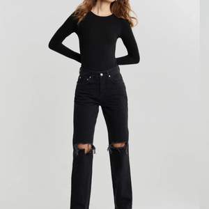Säljer dessa fina jeans från Gina tricot. Aldrig använda då storleken inte passar. Ordinarie pris 599:-❤️