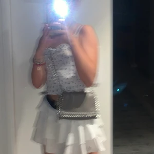 Väska - Säljer min fina liknade Stella McCartney väska. Så snygg och passar till allt. Nypris:400 Budet börjar vid 100 kr🎸Köp den direkt för 200 kr.