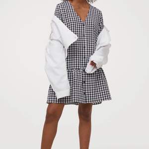 En jättefin slutsåld klänning från H&M i strl S. Priset är 250kr + frakt❤️‍🔥❤️‍🔥