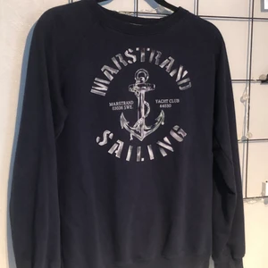 Tröja  - En tröja med fint tryck, storlek M men passar bra till en S. 50 kr + frakt 🥰