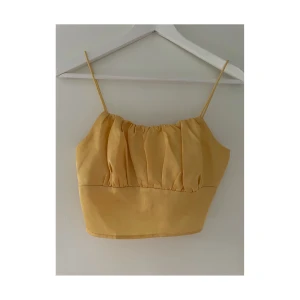 Gul topp - Jätte fin kort topp i glansigt material, perfekt till sommaren☀️ passar Xs- liten m