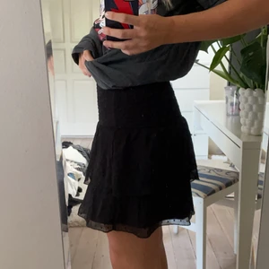 Volangkjol - Superpopulär svart volangkjol från Gina❤️