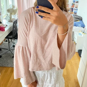 Stickad tröja - Superfin mysig tröja från Mango. Fint skick, strl S. Jättefina pösiga armar💕 Bara att höra av sig vid frågor🥰